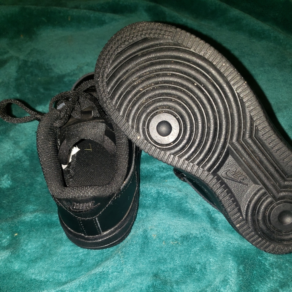 Boys Nike Shoes - Picture 2 of 5